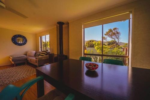 Orana ~ 2 Blocks To Beach ~ Free Wifi