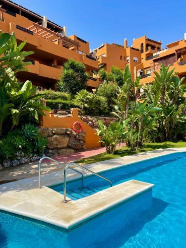 Luxury 1 Bed Apartment With Pool And Ocean Views