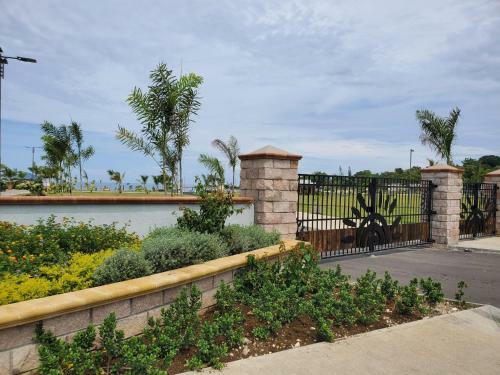 Mobay House With Hillside View Close To Beach