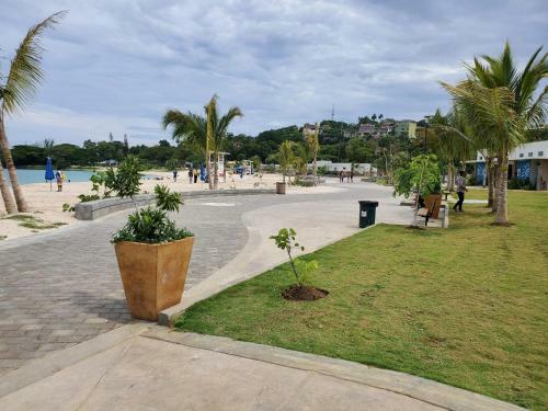Mobay House With Hillside View Close To Beach