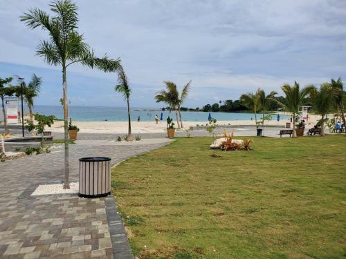 Mobay House With Hillside View Close To Beach