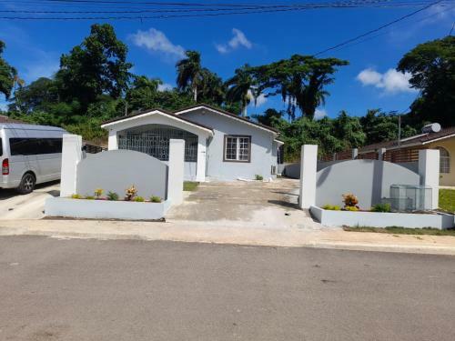 Mobay House With Hillside View Close To Beach