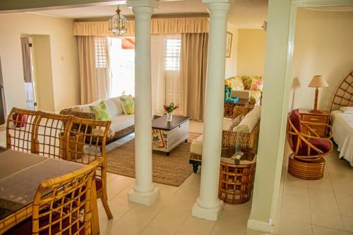 Hostal The Whytehouse Villa