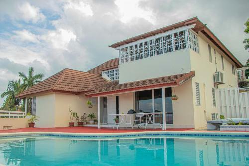 Hostal The Whytehouse Villa
