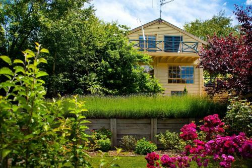 Villa Lake Cottage
