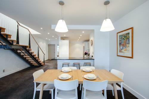 Ahuriri Luxury Apartment - Ahuriri Holiday Home