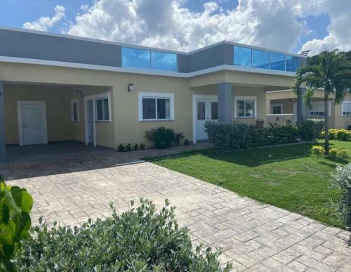 Modern, Chic Waterfront 3-bedroom Villa W/ Pool