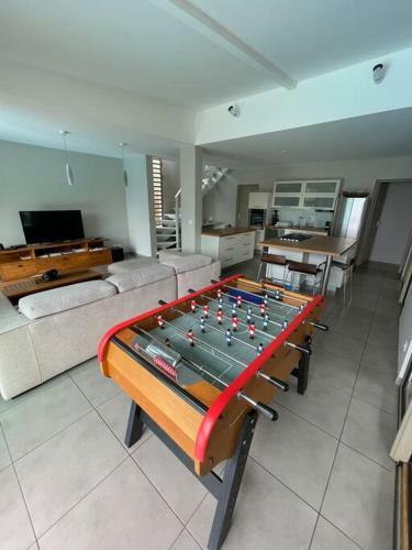 Modern City Villa Swimming Pool And View