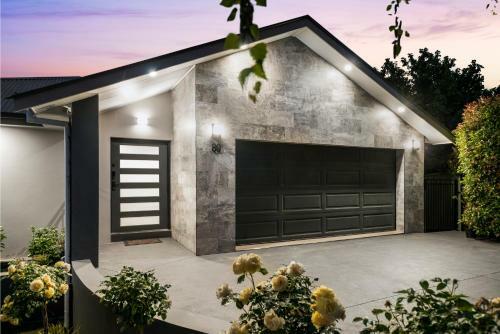 Casa On Cedar - Large 5 Star Luxury Home