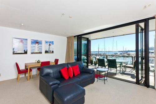Qv Lavish Waterfront Apartment