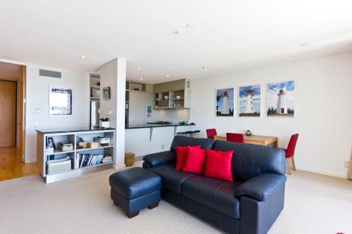 Qv Lavish Waterfront Apartment