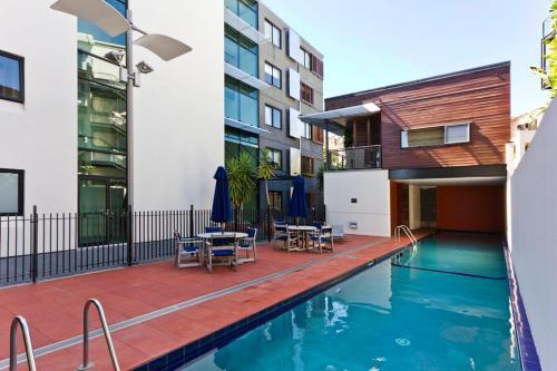 Qv Lavish Waterfront Apartment