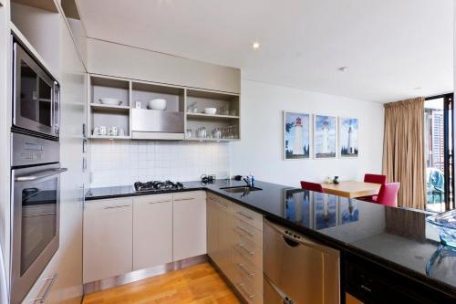 Qv Lavish Waterfront Apartment