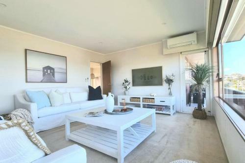 Lovely Browns Bay 4br Home Sea View Steps To Beach