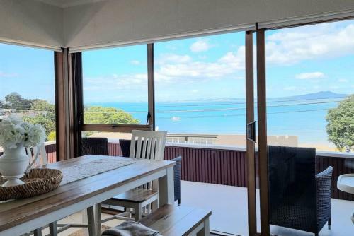 Lovely Browns Bay 4br Home Sea View Steps To Beach
