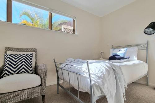 Lovely Browns Bay 4br Home Sea View Steps To Beach
