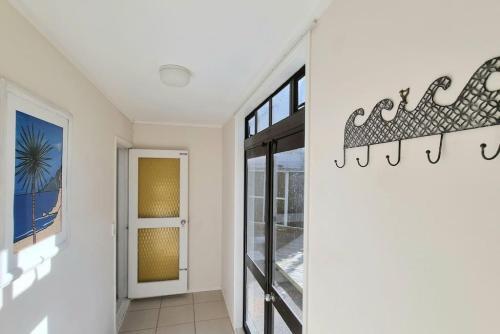 Lovely Browns Bay 4br Home Sea View Steps To Beach