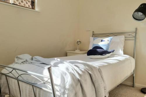 Lovely Browns Bay 4br Home Sea View Steps To Beach