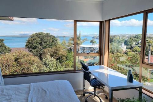 Lovely Browns Bay 4br Home Sea View Steps To Beach