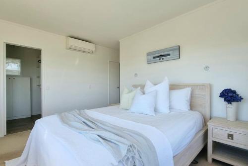 Lovely Browns Bay 4br Home Sea View Steps To Beach