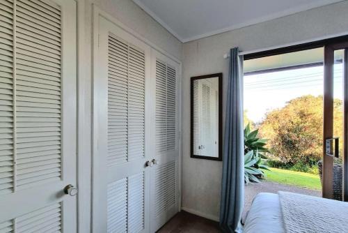 Lovely Browns Bay 4br Home Sea View Steps To Beach