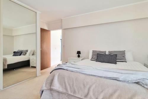 Lovely Browns Bay 4br Home Sea View Steps To Beach