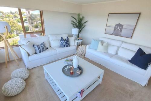 Lovely Browns Bay 4br Home Sea View Steps To Beach