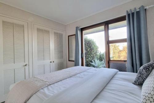 Lovely Browns Bay 4br Home Sea View Steps To Beach