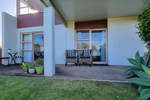 Lovely Browns Bay 4br Home Sea View Steps To Beach