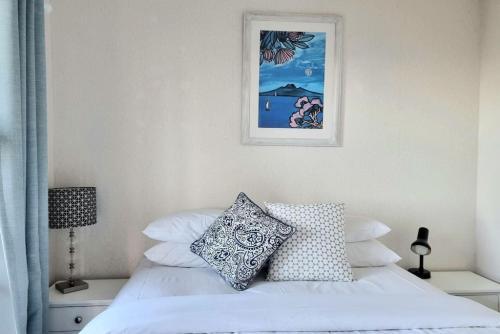 Lovely Browns Bay 4br Home Sea View Steps To Beach