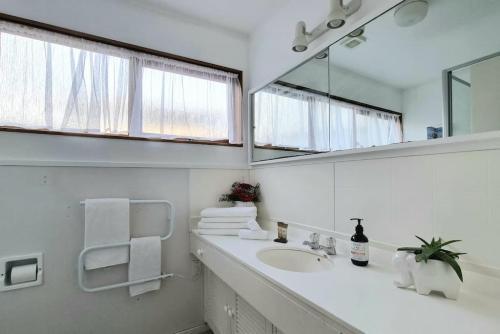 Lovely Browns Bay 4br Home Sea View Steps To Beach