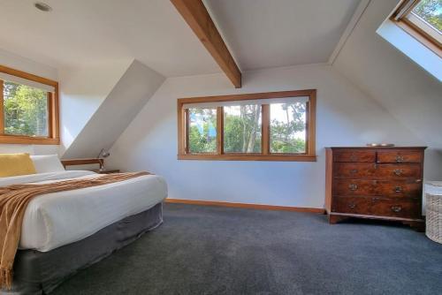 The Kauri Retreat With Sea Views - Spa Pool