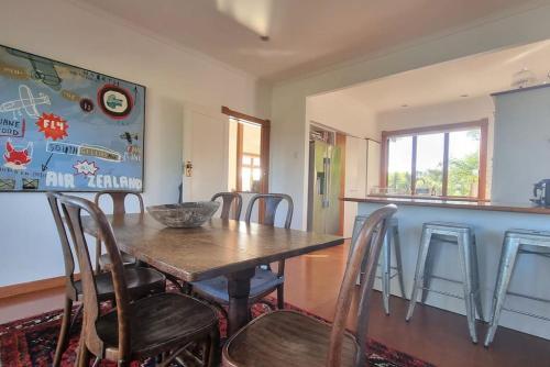 The Kauri Retreat With Sea Views - Spa Pool