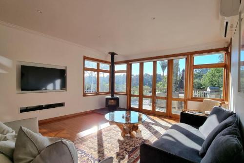 The Kauri Retreat With Sea Views - Spa Pool
