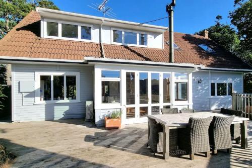 The Kauri Retreat With Sea Views - Spa Pool