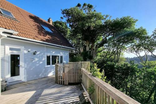 The Kauri Retreat With Sea Views - Spa Pool