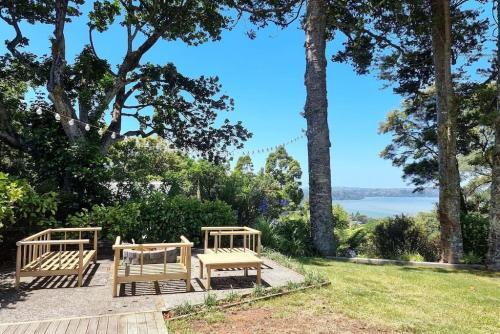 The Kauri Retreat With Sea Views - Spa Pool