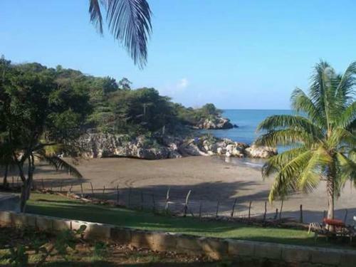 Rock Side 3 Bedroom Villa On The Beach