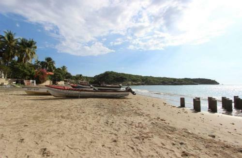 Rock Side 3 Bedroom Villa On The Beach