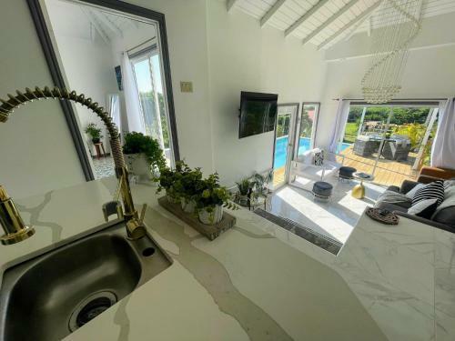 Lush Coastline Serviced Villa With Pool