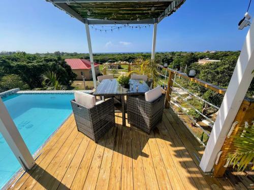 Lush Coastline Serviced Villa With Pool