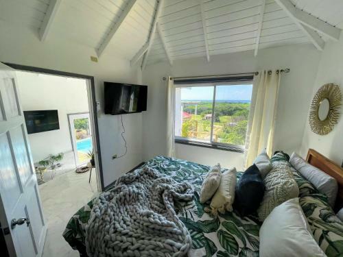 Lush Coastline Serviced Villa With Pool