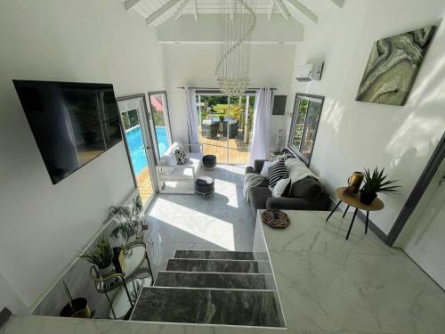 Lush Coastline Serviced Villa With Pool