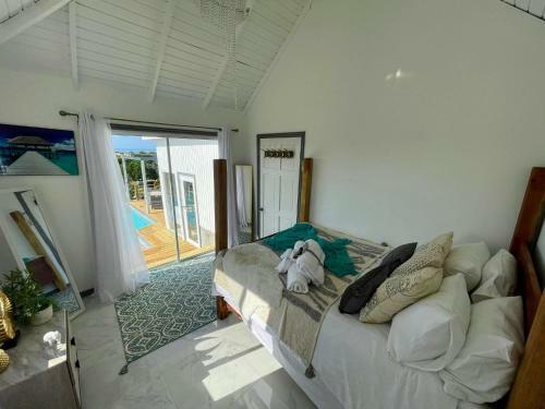 Lush Coastline Serviced Villa With Pool