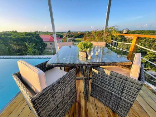 Lush Coastline Serviced Villa With Pool