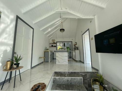 Lush Coastline Serviced Villa With Pool