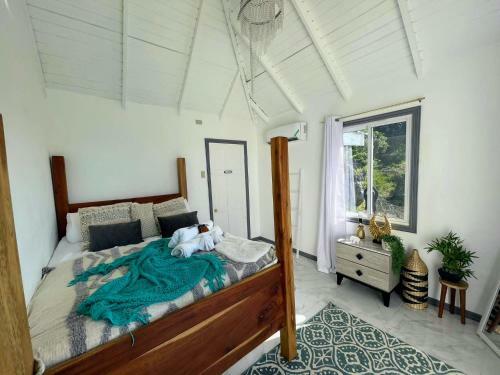 Lush Coastline Serviced Villa With Pool