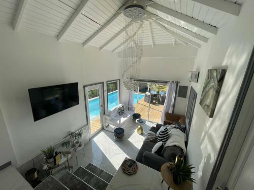 Lush Coastline Serviced Villa With Pool