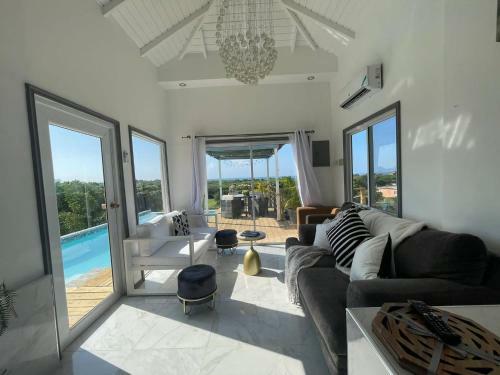 Lush Coastline Serviced Villa With Pool