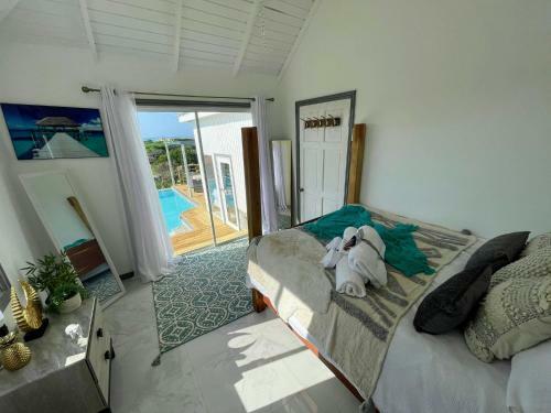 Lush Coastline Serviced Villa With Pool